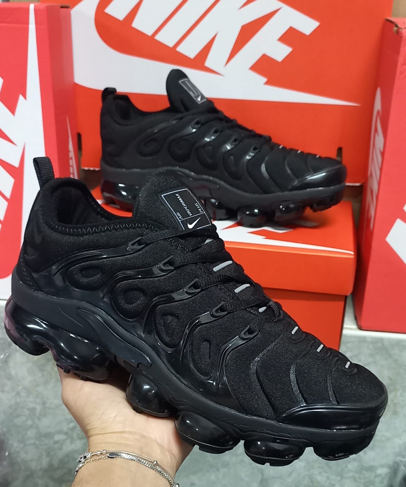 NIKE VAPORMAX PLUS - lazonadrip