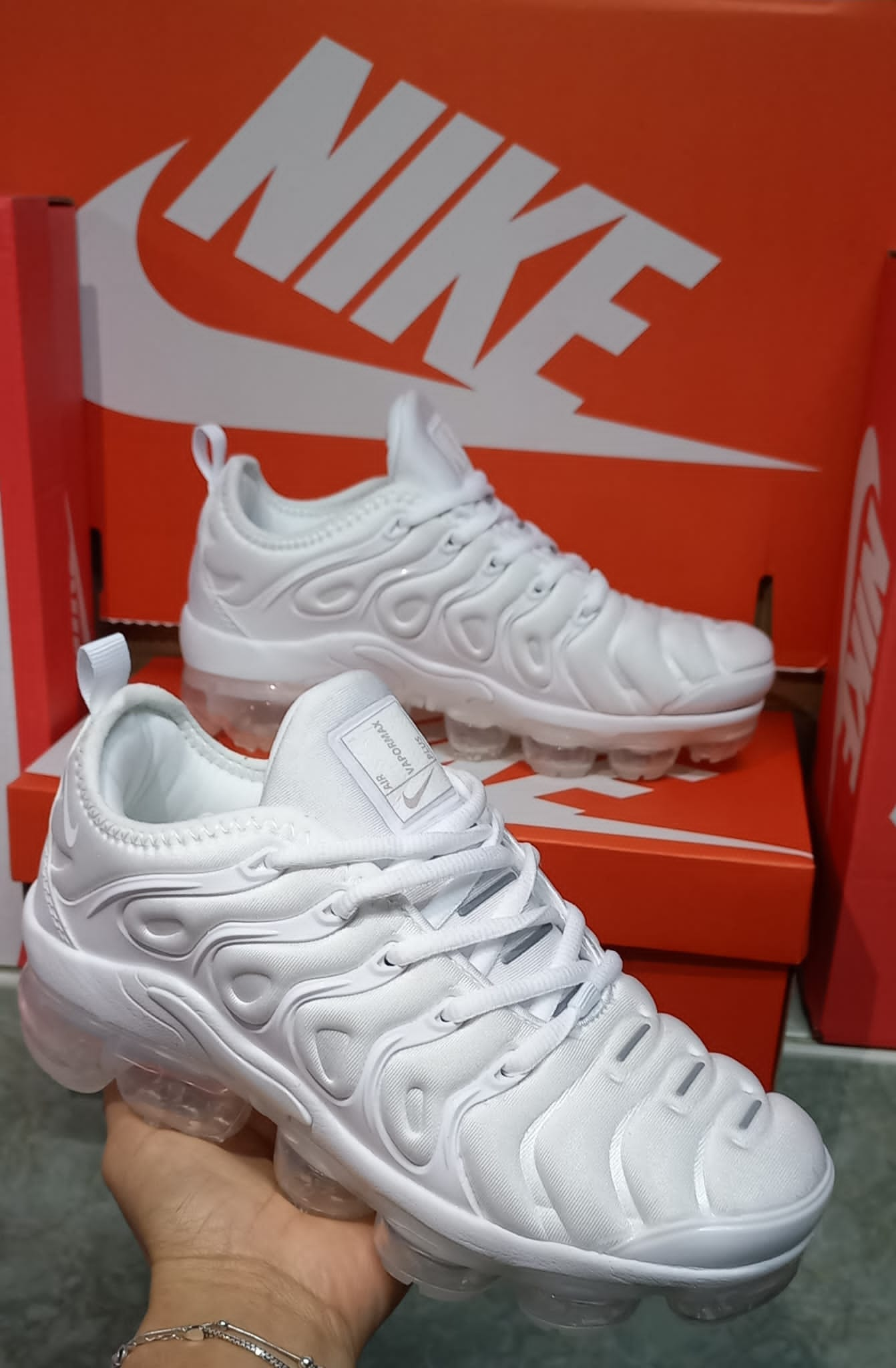 NIKE VAPORMAX PLUS