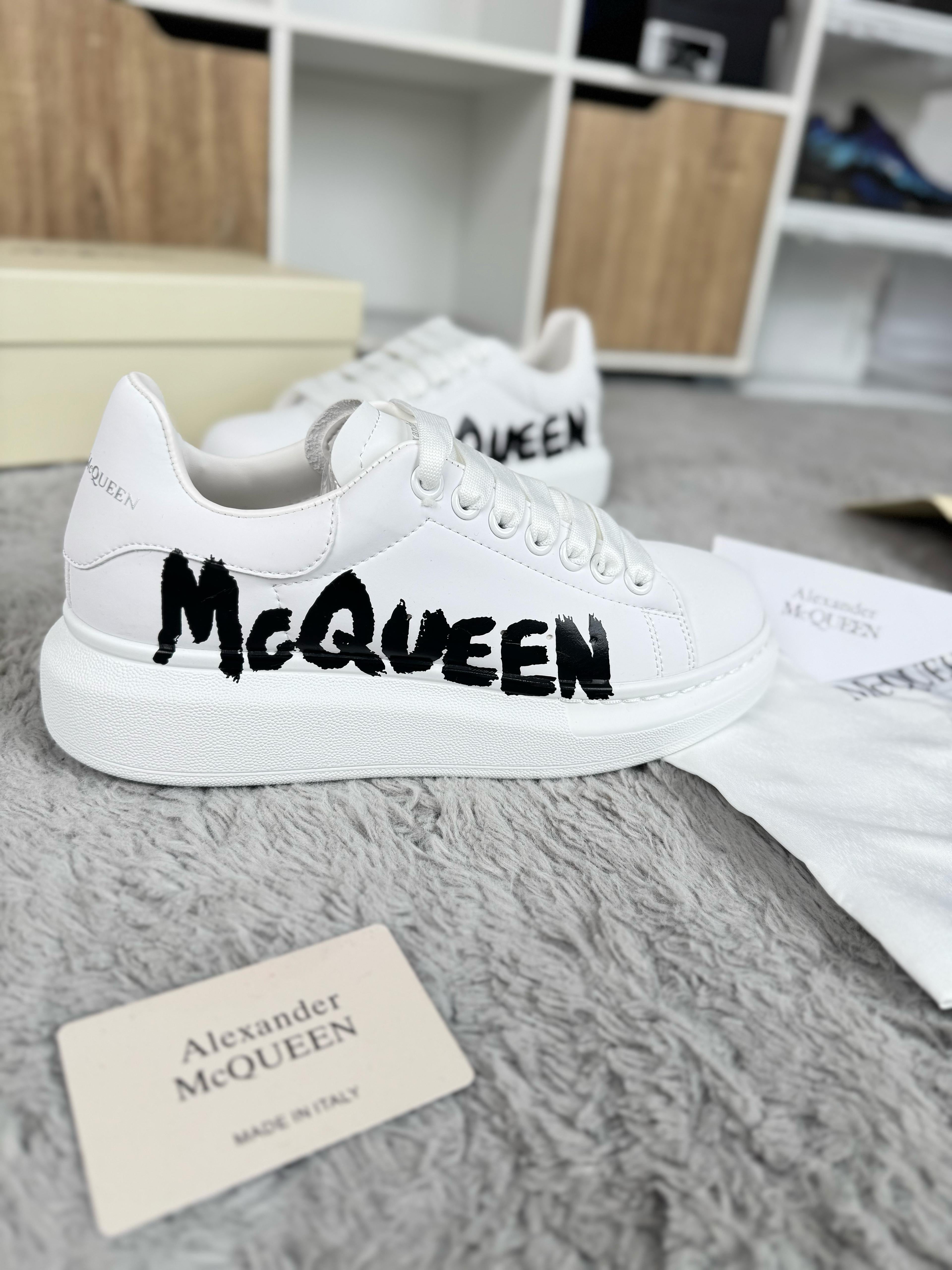 ALEXANDER MC QUEEN GRAFITI