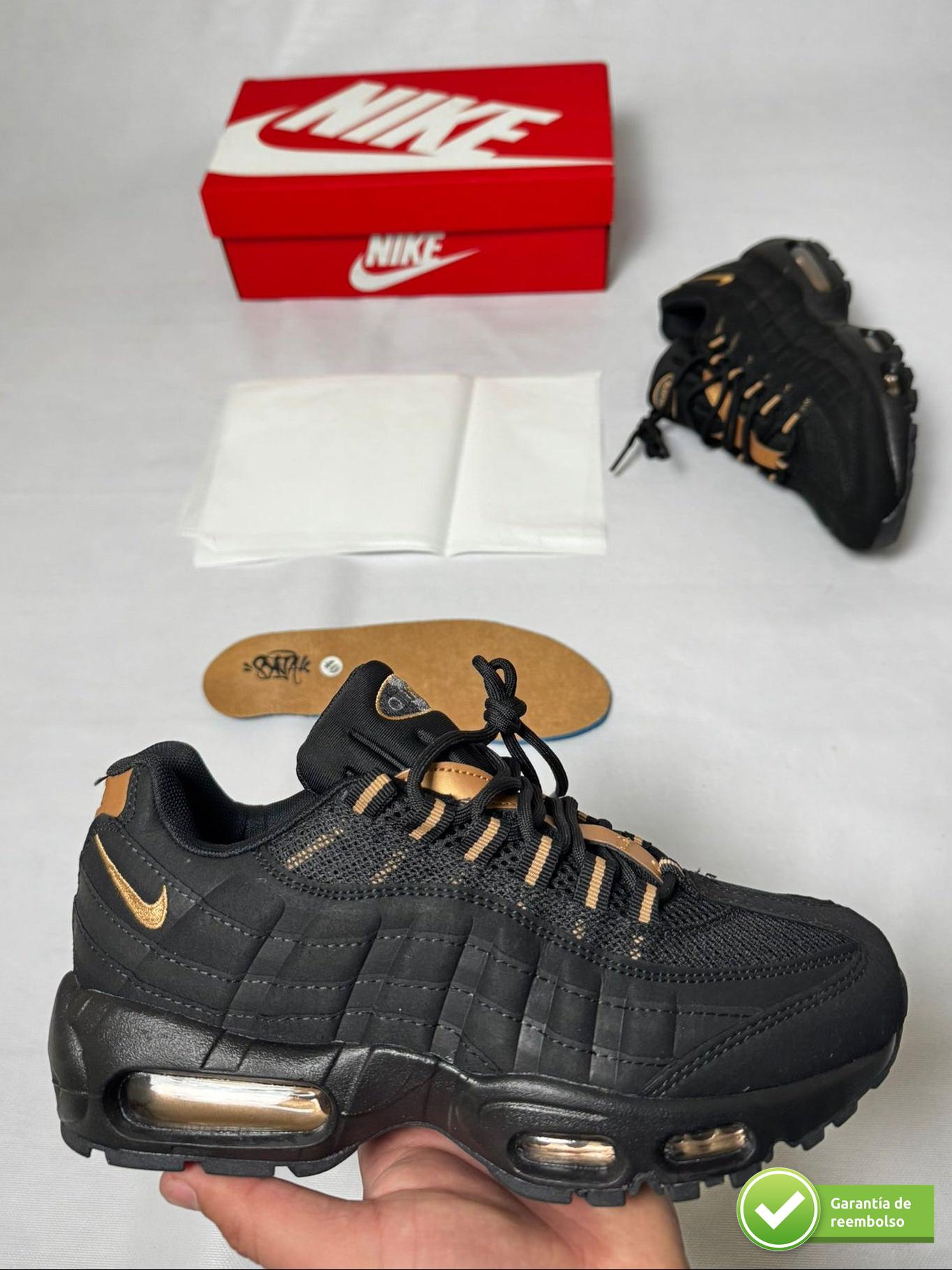 NIKE AIR MAX 95 NEGRO Y DORADO